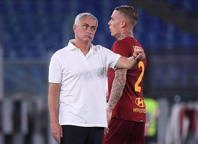 开云体育下载-多打1人不会踢？红卡带来开门红，穆氏罗马极致好戏