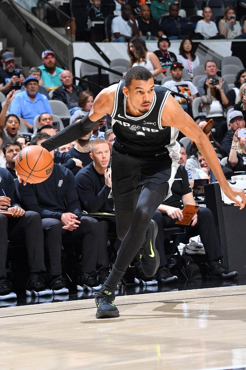 开云体育app下载-文班38+16+5帽历史第二马刺大胜活塞 福克斯29分坎宁安26+8